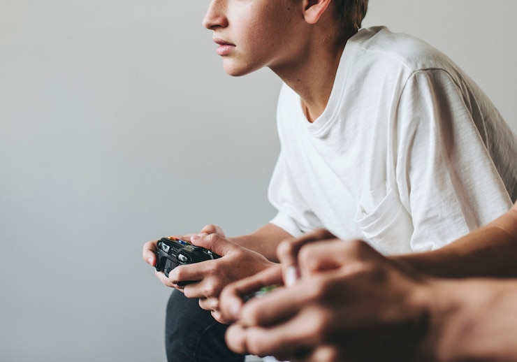 Free Photo boys playing video games together