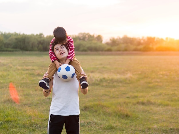 屋外でボールで遊ぶ男の子たち