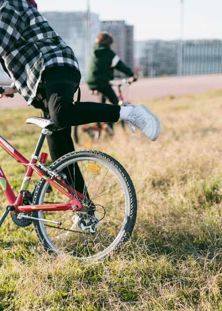 屋外の芝生で自転車に乗る男の子