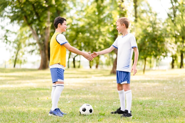 サッカーの試合の前に握手する男の子