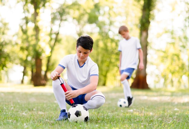 少年たちが屋外でサッカーの試合のトレーニング