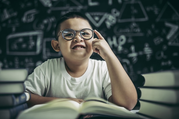 I ragazzi con gli occhiali scrivono libri e pensano in classe