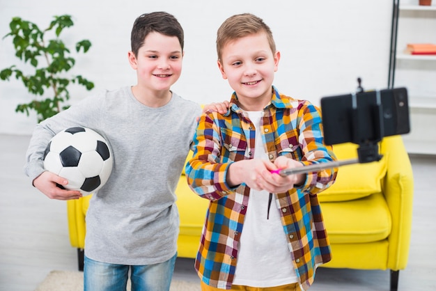 Foto gratuita ragazzi con pallone da calcio