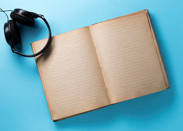 Foto gratuita libro braille su sfondo blu vista dall'alto