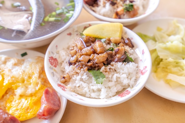 Тушеная свинина с рисом - известный тайваньский традиционный деликатес уличной еды. свинина, тушенная на рисе.
