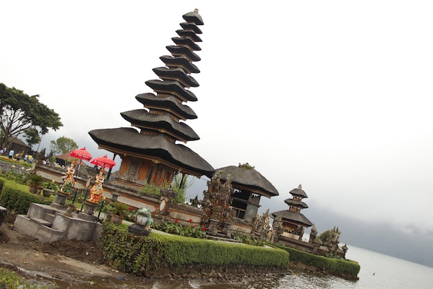 Tempio di bratan con una grande nebbia dietro l'indonesia