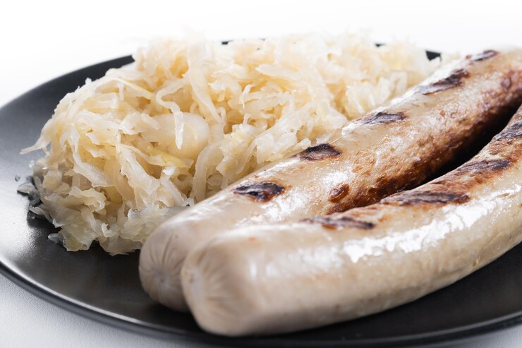 무료 Photo 색 바탕에 분리 된 bratwurst 소시지와 sauerkraut 전형적인 독일 음식 oktoberfest