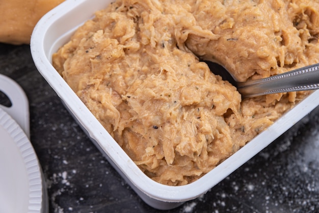 テーブルの上のブラジルのチキンパステル