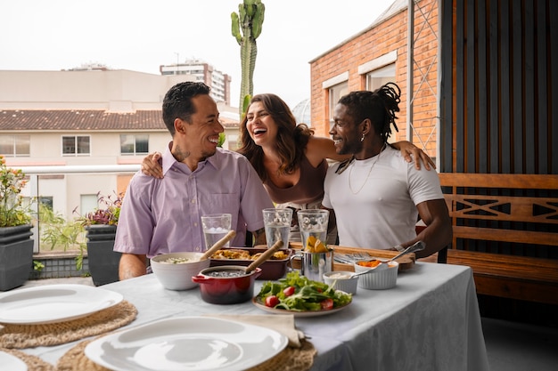 Foto gratuita una famiglia brasiliana che si gode un pasto insieme