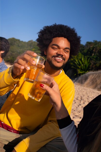 屋外でガラナを飲むブラジル人男性