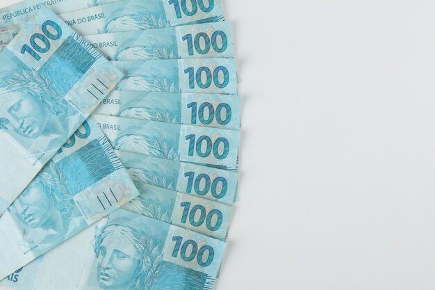 100レア紙幣が空中で蒸発し お金が価値を失い 金融危機とブラジルレアルの切り下げが発生しました プレミアム写真 100レア紙幣が空中で蒸発し お金が価値を失い 金融危機とブラジルレアルの切り下げが発生しました プレミアム写真
