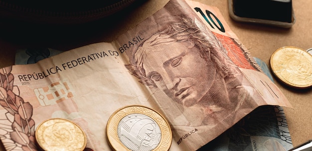 インフレ​の​概念​の​ため​の​クローズアップ​写真​の​ブラジルレアル​紙幣