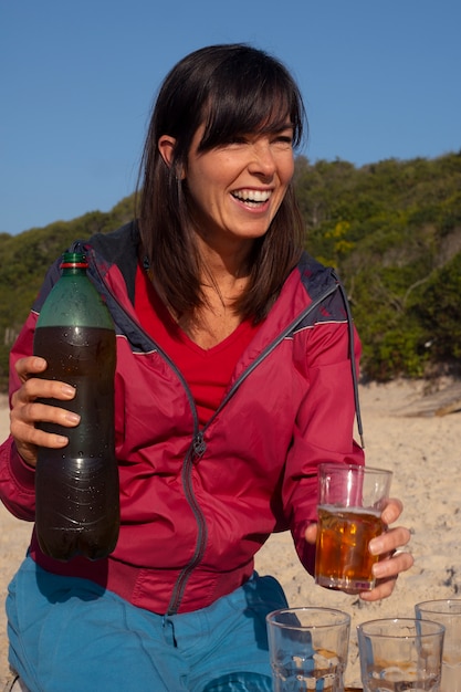 屋外でガラナを飲むブラジル人女性