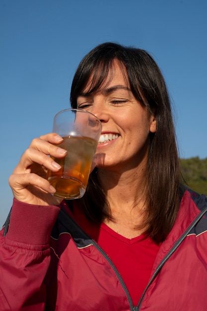 야외에서 과라나 음료를 마시고 있는 브라질 여성