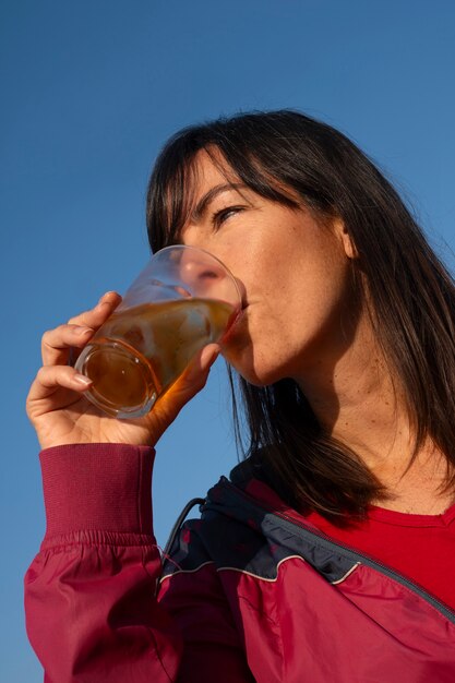 屋外でガラナを飲むブラジル人女性