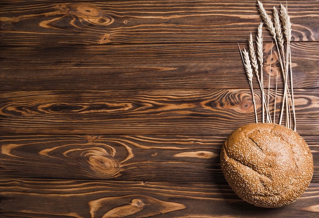 Бесплатное фото Хлеб и пшеница с пространством слева