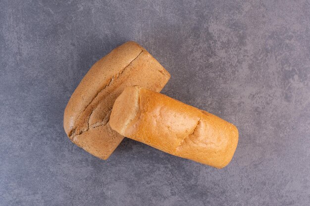 大理石の背景に積み上げられたパンのブロック。高品質の写真