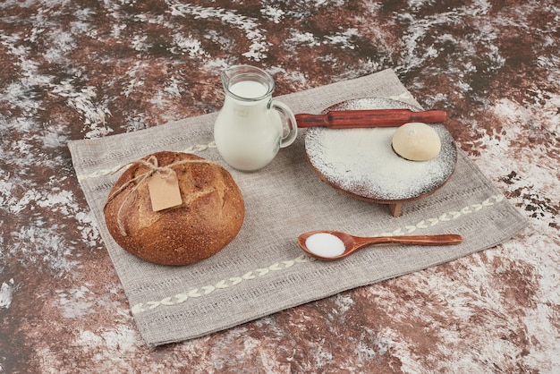 Panino di pane su marmo con ingredienti.