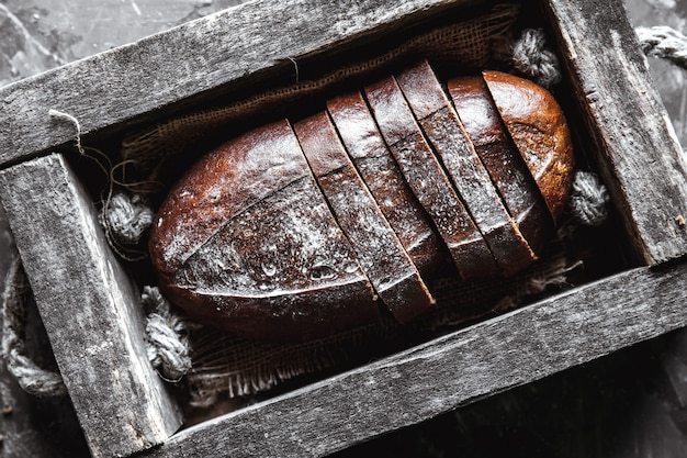 すでに細かく切った古い木箱のパン。食物 Premium写真