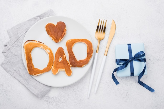 Foto gratuita lettere di pane per la festa del papà con regalo