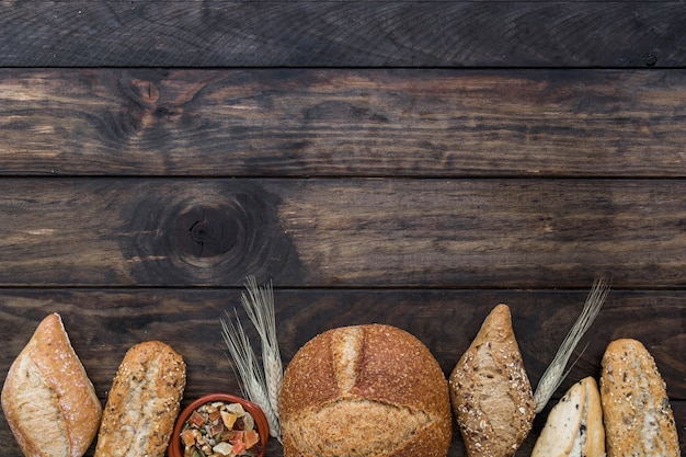 Хлеб-буханки с табличкой на деревянном столе