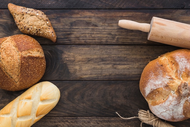 Foto gratuita pane vicino al matterello e filo