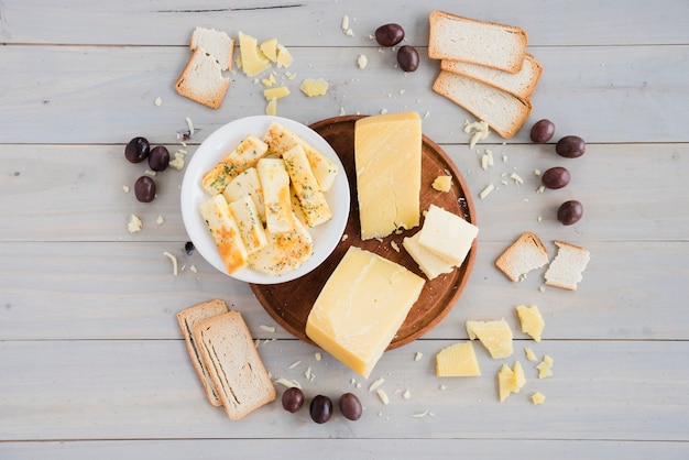 Foto gratuita pane; olive con pezzetti di formaggio per colazione sul tavolo