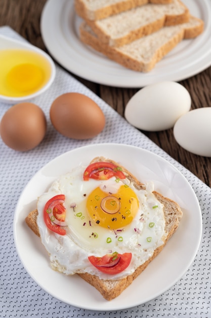 빵에는 토마토, 타피오카 가루 및 얇게 썬 봄 양파와 함께 튀긴 계란을 넣습니다.