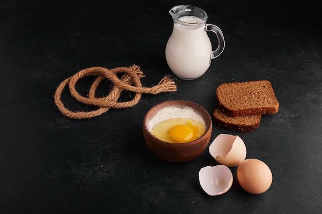 Fette di pane con ingredienti intorno