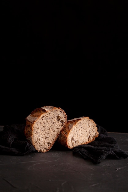 Fette di pane su sfondo scuro