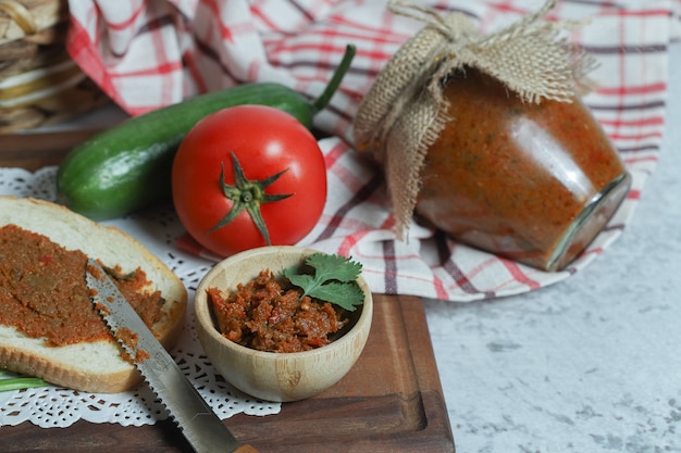 Fette di pane e pasta al pomodoro sulla superficie della pietra.