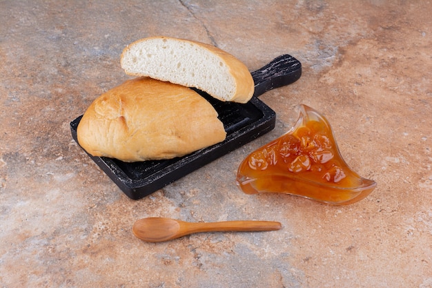 Foto gratuita fette di pane con confettura di fichi in tazza