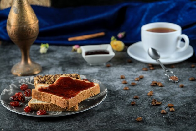 베리 잼과 차 한 잔과 빵 토스트