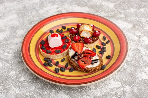 bread toast with cookies inside colored plate on grey