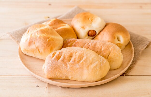 Хлеб в деревянной тарелке