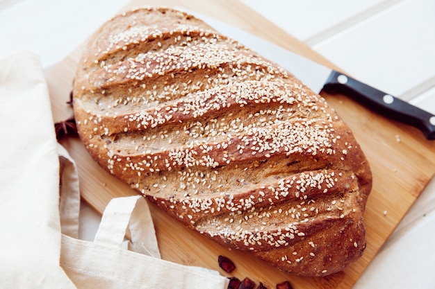 Foto gratuita pane su tavola di legno