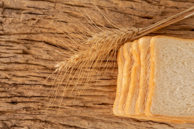 Хлеб на деревянном столе на старом деревянном поле.
