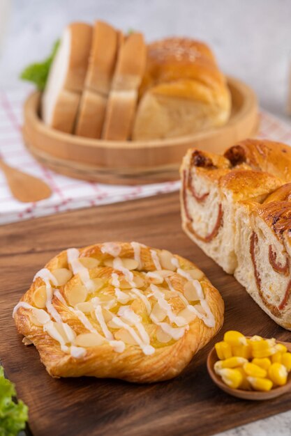 Хлеб в деревянном подносе на красной и белой ткани.