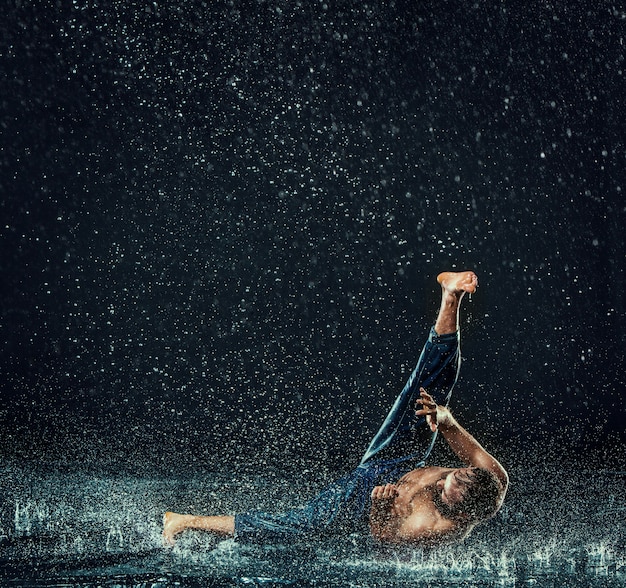 Foto gratuita break dancer in water