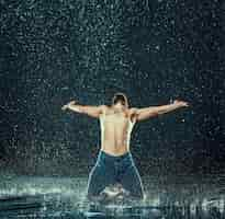 Free photo break dancer in water