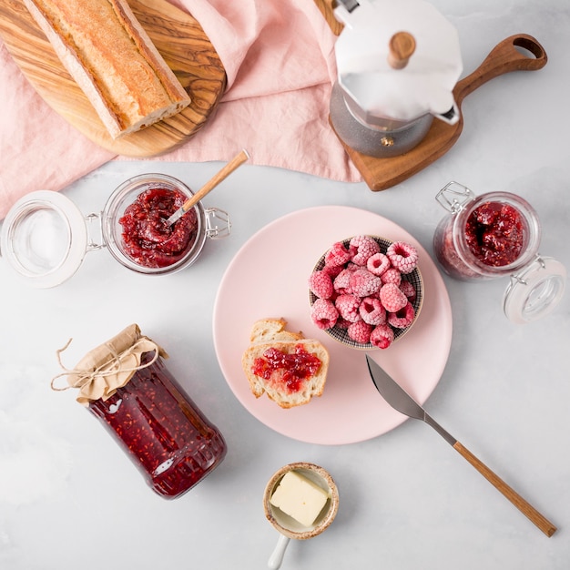 Foto gratuita disposizione della colazione con caffè e marmellata