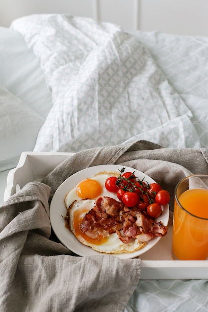 Free photo breakfast in the bed in the morning