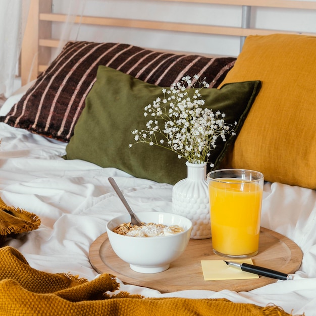 Free photo breakfast in bed with juice glass