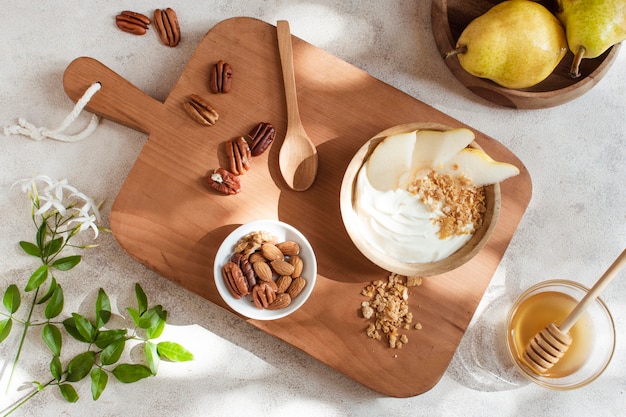 Free photo breakfast bowl with honey and fruits