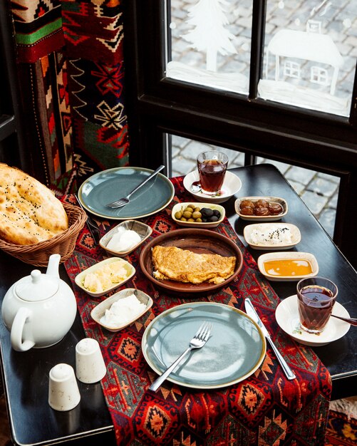 Завтрак у окна с омлетом из горячего хлеба с маслом и сыром
