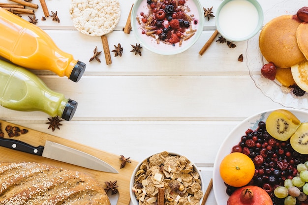 Foto gratuita composizione di colazione con spazio circolare