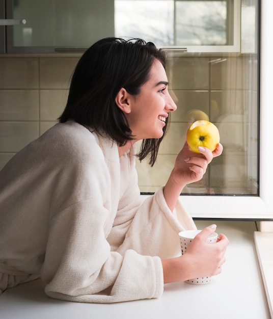 Foto gratuita concetto di colazione con donna felice