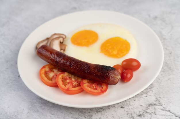 빵, 달걀 프라이, 토마토, 중국 소시지 및 버섯으로 구성된 아침 식사.