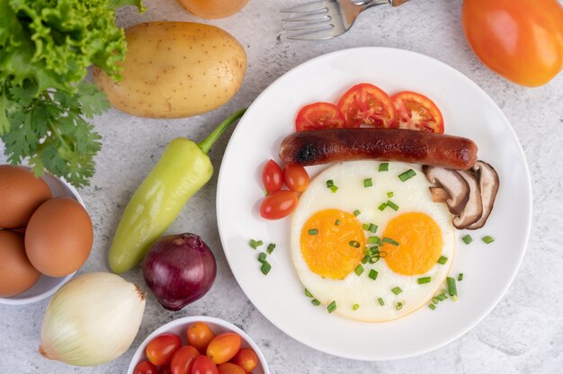 빵, 달걀 프라이, 토마토, 중국 소시지 및 버섯으로 구성된 아침 식사.