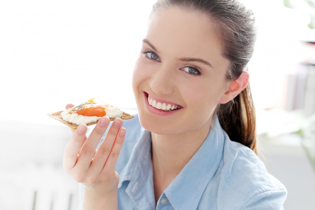 Foto gratuita prima colazione. ragazza carina al tavolo